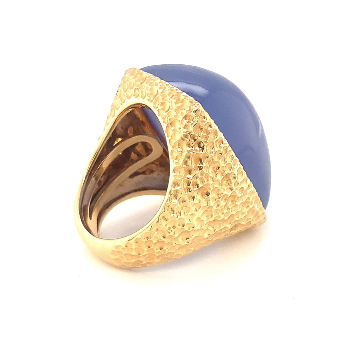 Lavender Chalcedony Ring in 18k Yellow Gold, circa 1960s