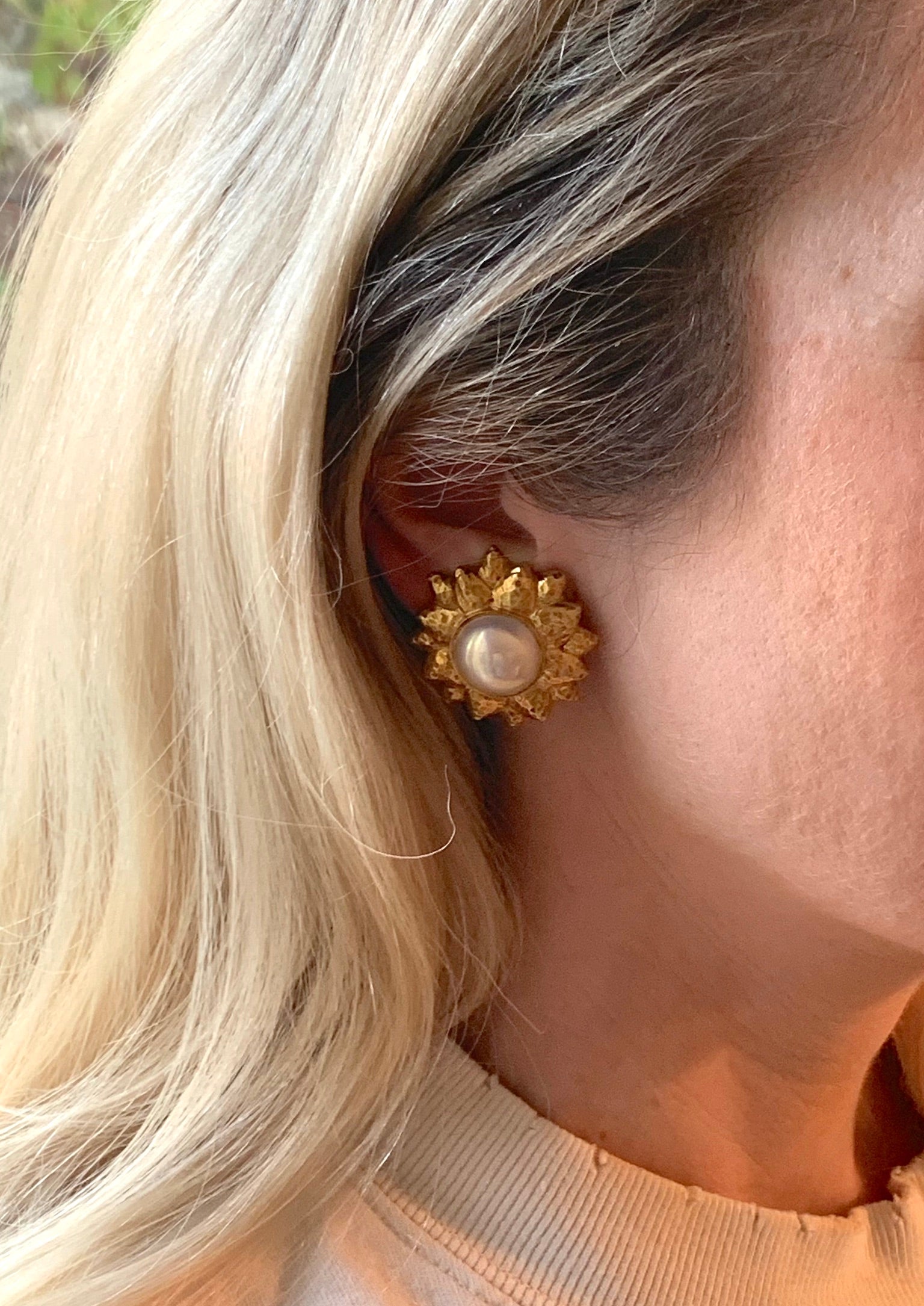 Mabe Pearl 18K Yellow Gold Sunflower Earclips