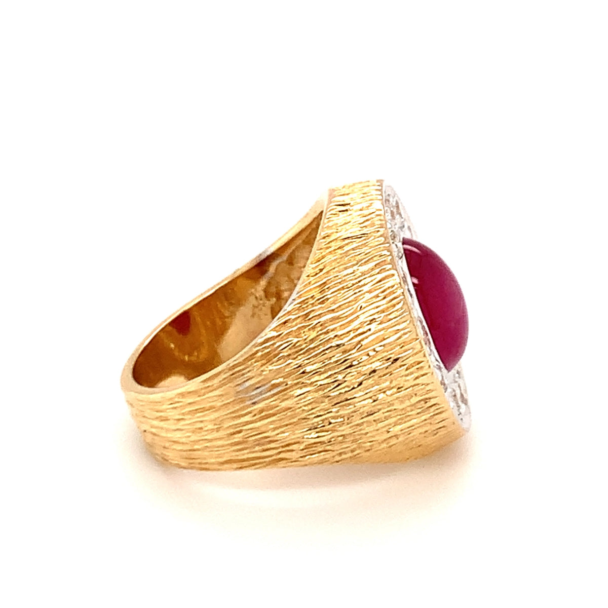 Star Ruby and Diamond 18k Yellow Gold Ring, circa 1960s