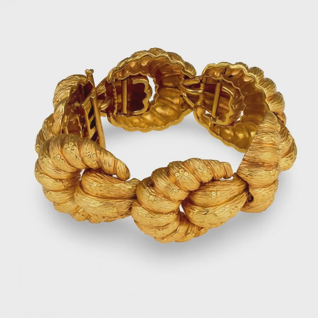 Massive Textured Shell Link Bracelet in 18K Yellow Gold, circa 1960s