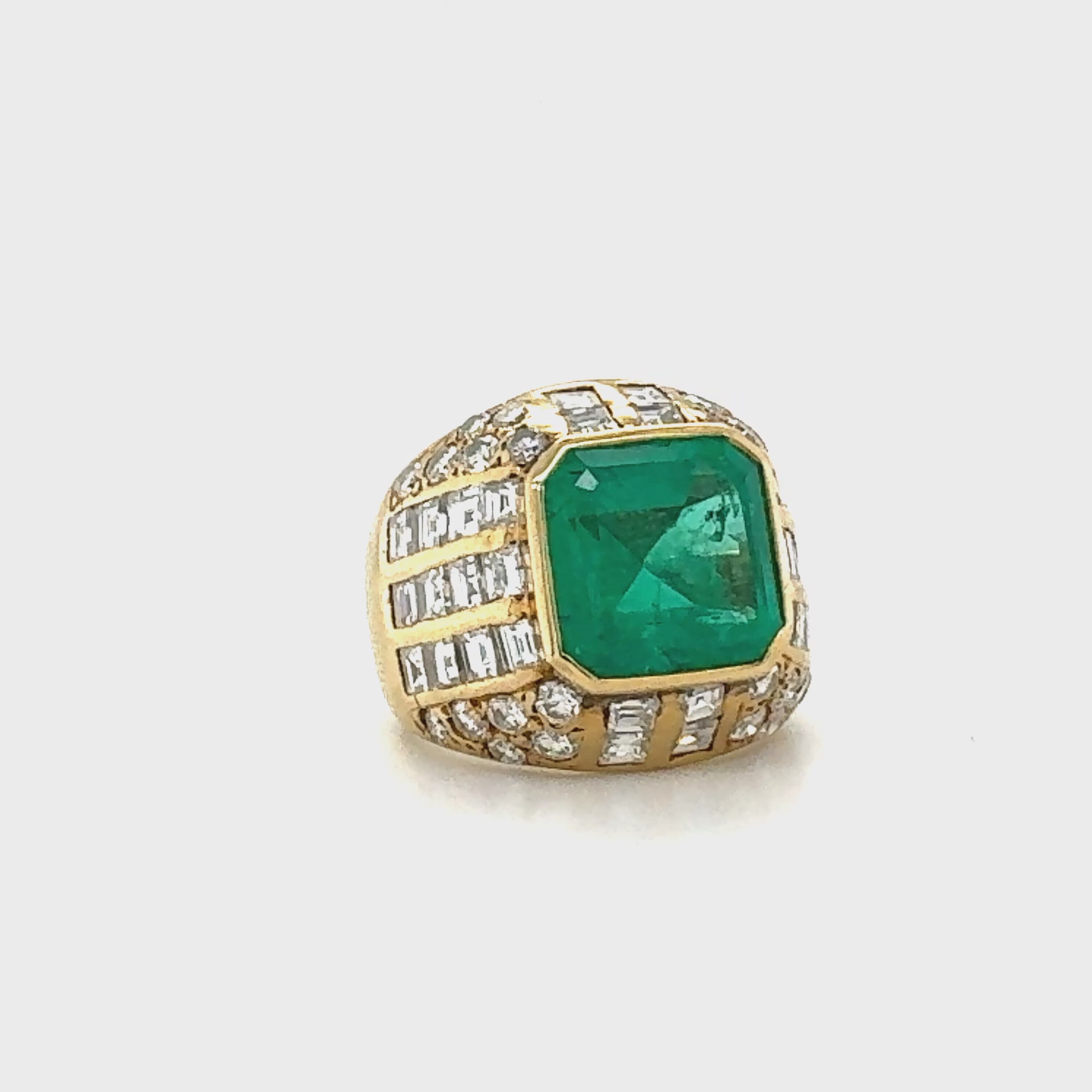 Video of the emerald and diamond ring in 18K Gold and Yellow Gold