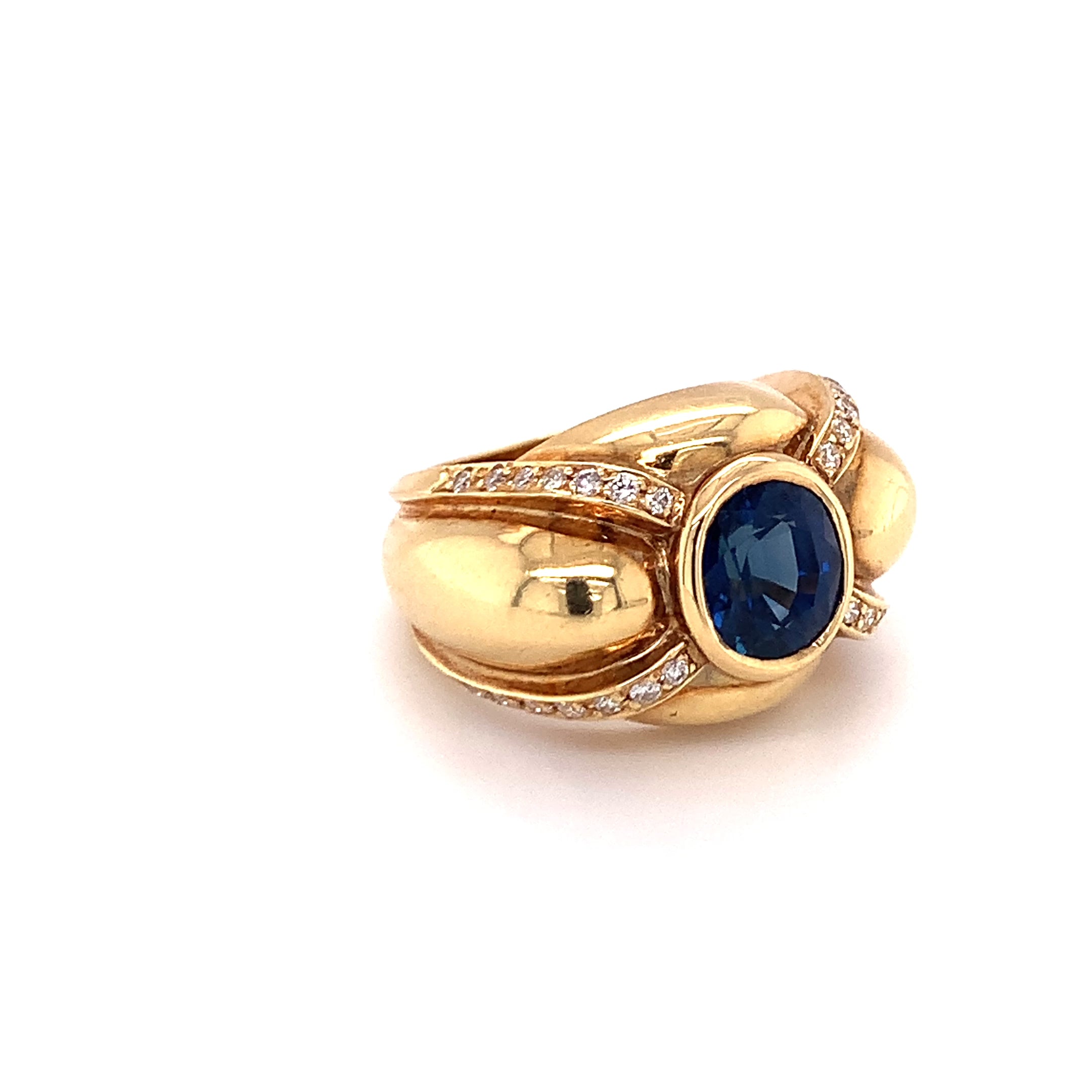 Video of the bezel-set sapphire and diamond 18K gold cocktail ring