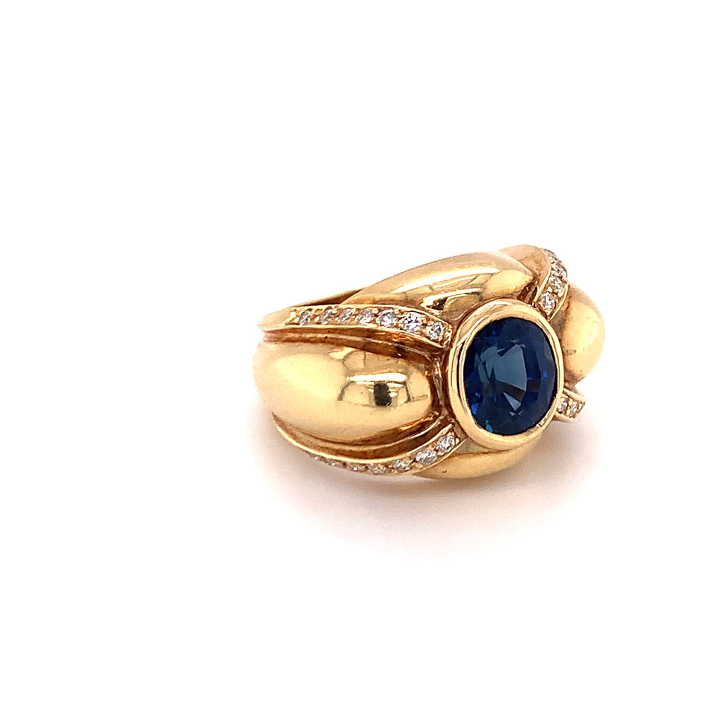 Video of the bezel-set sapphire and diamond 18K gold cocktail ring