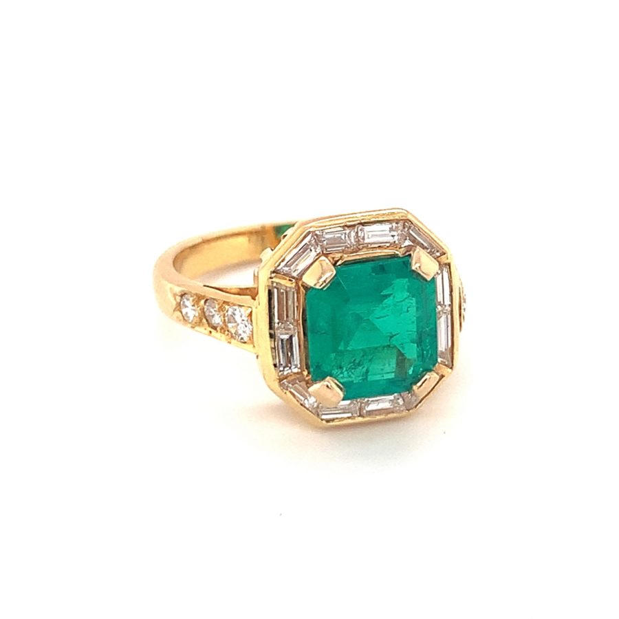 18K-YG EMERALD AND DIAMOND RING