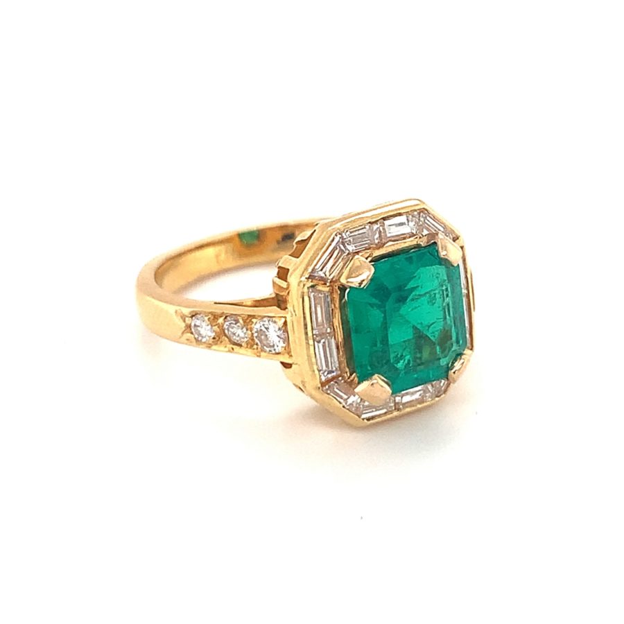 18K-YG EMERALD AND DIAMOND RING