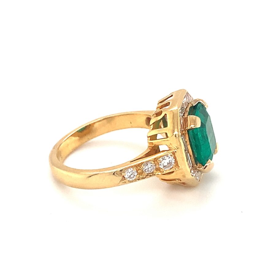 18K-YG EMERALD AND DIAMOND RING