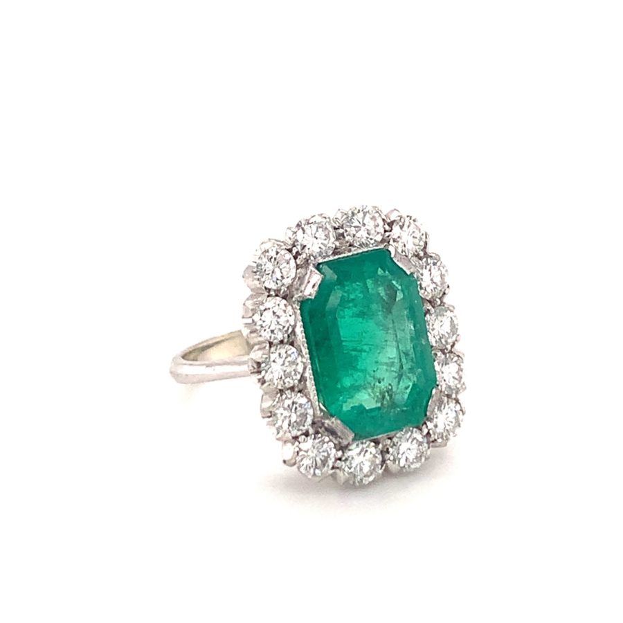 18K-WG EMERALD AND DIAMOND RING