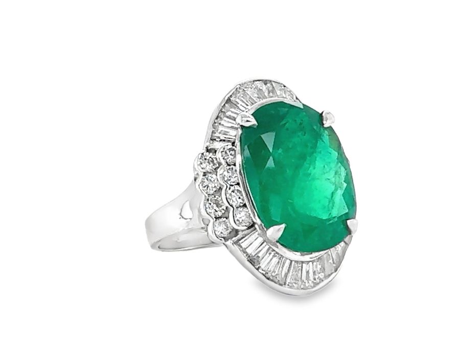 18K WHITE GOLD EMERALD AND DIAMOND RING